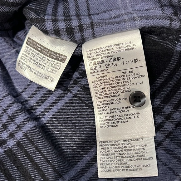 Levi's Women's Navy Blue Maple
Utility Plaid Cropped Flannel size Small - Picture 6 of 6